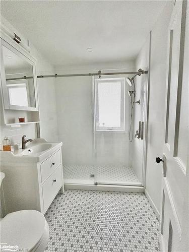 162 Avondale Street, Hamilton, ON - Indoor Photo Showing Bathroom