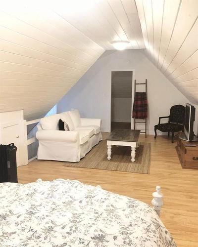 162 Avondale Street, Hamilton, ON - Indoor Photo Showing Bedroom