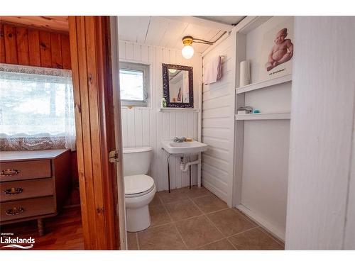 2 Island 840/Jack'S Rock, Honey Harbour, ON - Indoor Photo Showing Bathroom