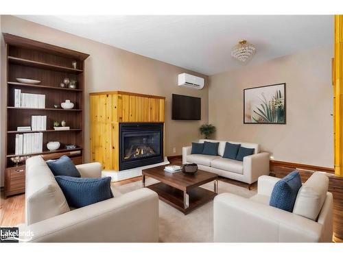 69 Parkwood Drive, Wasaga Beach, ON - Indoor Photo Showing Living Room