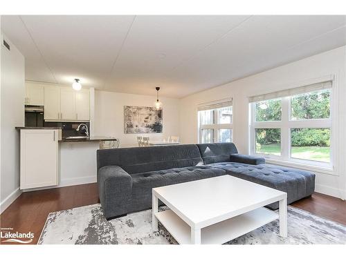 411 Mariners Way, Collingwood, ON - Indoor Photo Showing Living Room