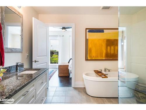 31 Emerson Mews, Collingwood, ON - Indoor Photo Showing Bathroom