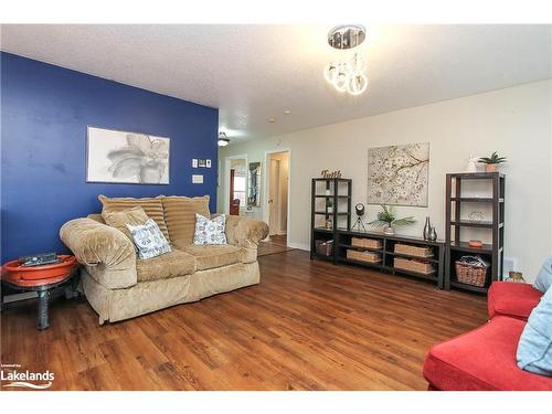 138 Constance Boulevard, Wasaga Beach, ON - Indoor Photo Showing Living Room
