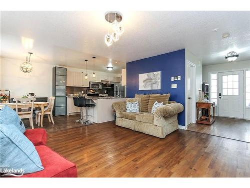 138 Constance Boulevard, Wasaga Beach, ON - Indoor Photo Showing Living Room