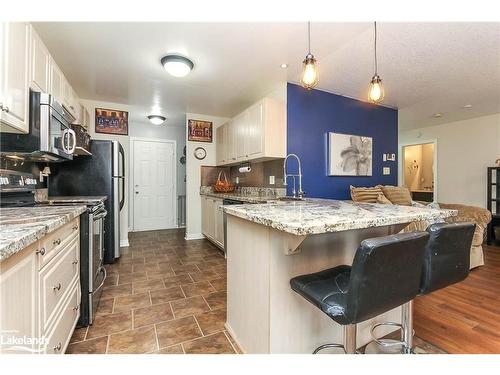 138 Constance Boulevard, Wasaga Beach, ON - Indoor Photo Showing Kitchen With Upgraded Kitchen