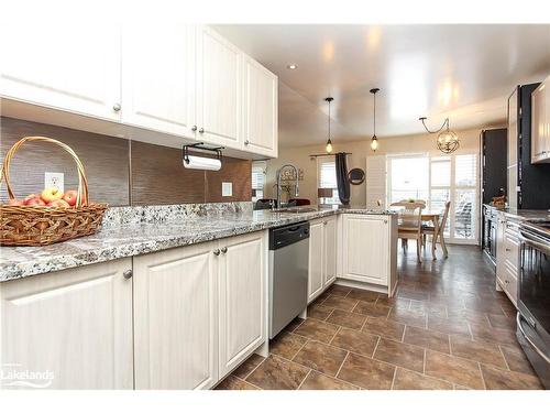 138 Constance Boulevard, Wasaga Beach, ON - Indoor Photo Showing Kitchen With Stainless Steel Kitchen With Upgraded Kitchen