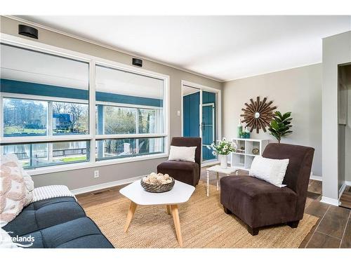 879 Mosley Street, Wasaga Beach, ON - Indoor Photo Showing Living Room