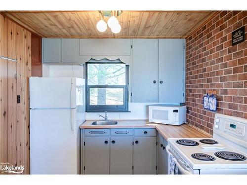 82 Beach Road, Tiny, ON - Indoor Photo Showing Kitchen