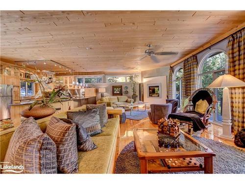 916 Siberia Rd, Madawaska, ON - Indoor Photo Showing Living Room