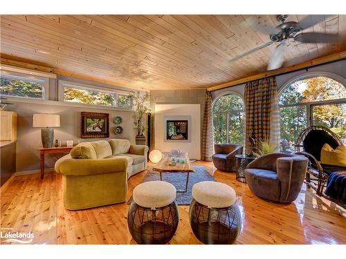 916 Siberia Rd, Madawaska, ON - Indoor Photo Showing Living Room