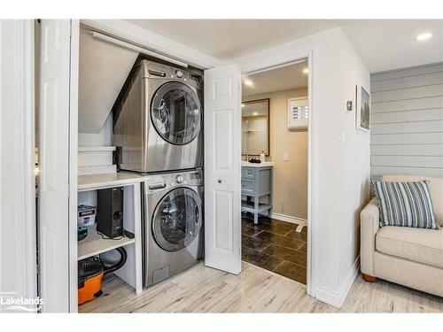 8 Cobblestone Road, Tiny, ON - Indoor Photo Showing Laundry Room