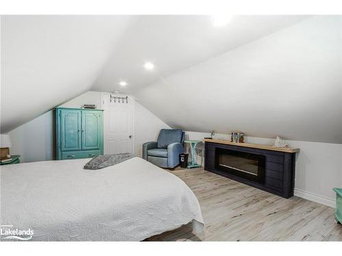 8 Cobblestone Road, Tiny, ON - Indoor Photo Showing Bedroom