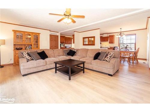 537 Spring Hill Road W, Burk'S Falls, ON - Indoor Photo Showing Living Room