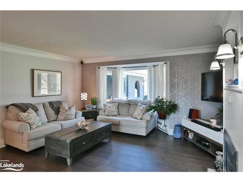 52 Downer Crescent, Wasaga Beach, ON - Indoor Photo Showing Living Room