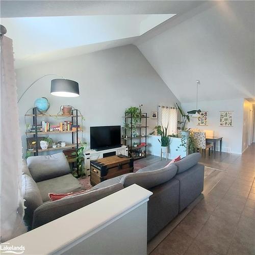 27 Mckean Crescent, Collingwood, ON - Indoor Photo Showing Living Room