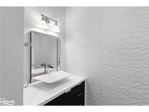 17-3164 Muskoka Rd 118 W, Port Carling, ON - Indoor Photo Showing Bathroom