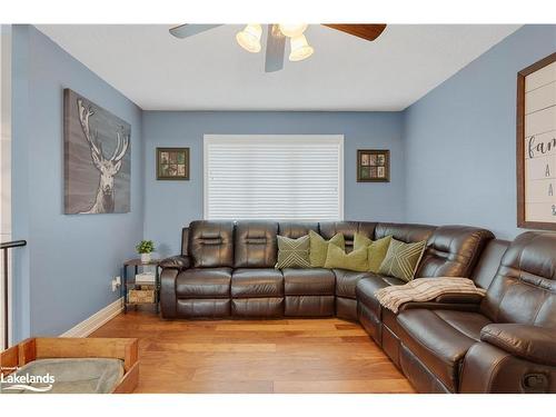 2292 Scythes Street, Stroud, ON - Indoor Photo Showing Living Room