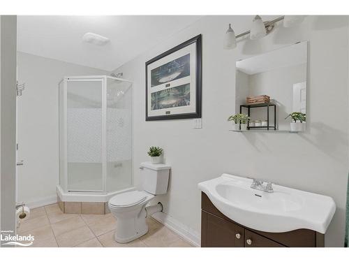 2292 Scythes Street, Stroud, ON - Indoor Photo Showing Bathroom