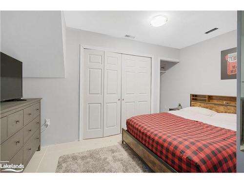 2292 Scythes Street, Stroud, ON - Indoor Photo Showing Bedroom
