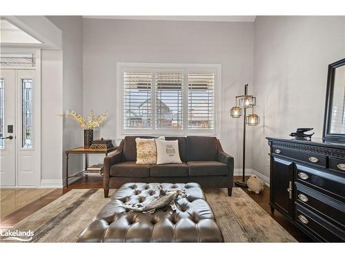 13 Portland Street, Collingwood, ON - Indoor Photo Showing Living Room