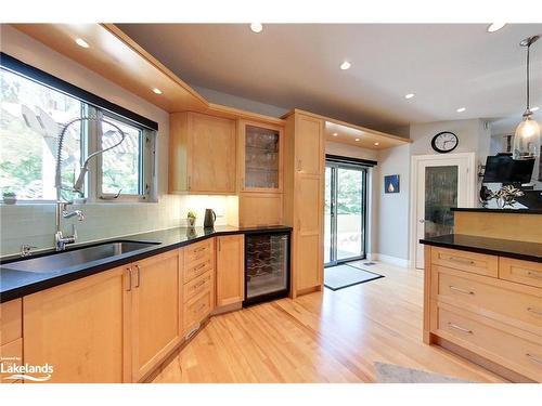 21 Trails End, Collingwood, ON - Indoor Photo Showing Kitchen