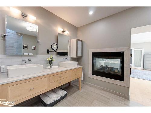 21 Trails End, Collingwood, ON - Indoor Photo Showing Bathroom