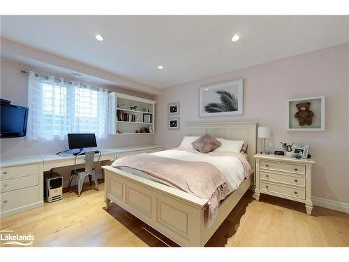 21 Trails End, Collingwood, ON - Indoor Photo Showing Bedroom