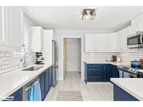 28 Gainsborough Road, Bracebridge, ON - Indoor Photo Showing Kitchen With Upgraded Kitchen