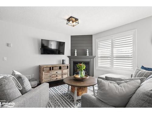 28 Gainsborough Road, Bracebridge, ON - Indoor Photo Showing Living Room