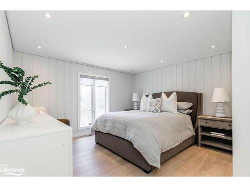 15 Newton Way, Clearview, ON - Indoor Photo Showing Bedroom