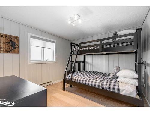 15 Newton Way, Clearview, ON - Indoor Photo Showing Bedroom