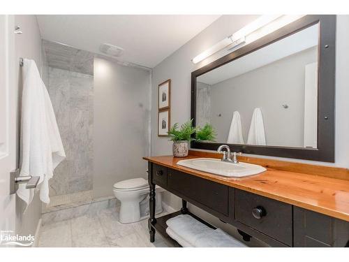 15 Newton Way, Clearview, ON - Indoor Photo Showing Bathroom