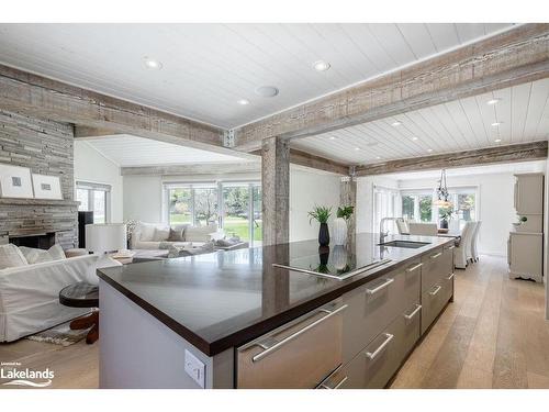 15 Newton Way, Clearview, ON - Indoor Photo Showing Kitchen