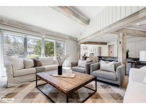 15 Newton Way, Clearview, ON - Indoor Photo Showing Living Room