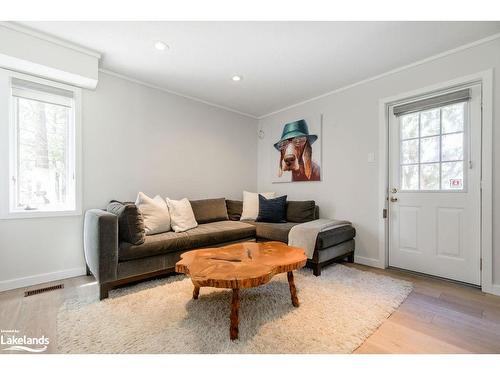 15 Newton Way, Clearview, ON - Indoor Photo Showing Living Room