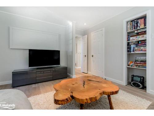 15 Newton Way, Clearview, ON - Indoor Photo Showing Living Room