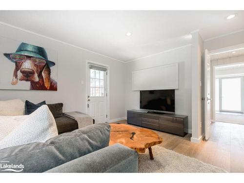 15 Newton Way, Clearview, ON - Indoor Photo Showing Living Room