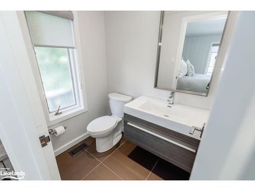 15 Newton Way, Clearview, ON - Indoor Photo Showing Bathroom