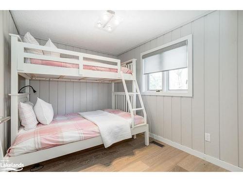 15 Newton Way, Clearview, ON - Indoor Photo Showing Bedroom