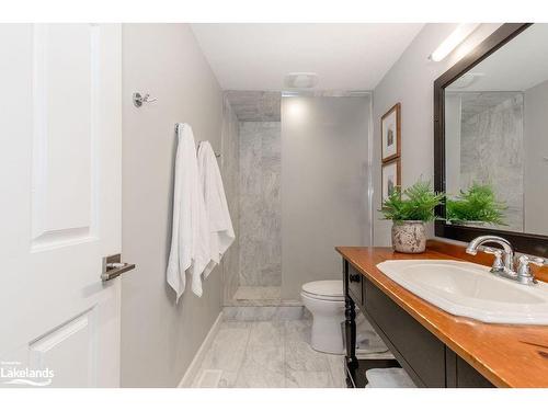 15 Newton Way, Clearview, ON - Indoor Photo Showing Bathroom