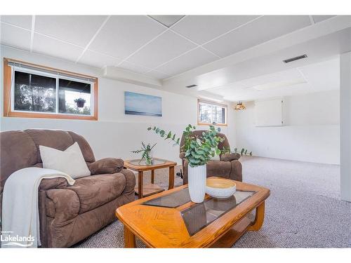 381 Zoo Park Road S, Wasaga Beach, ON - Indoor Photo Showing Living Room