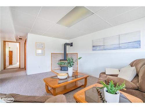 381 Zoo Park Road S, Wasaga Beach, ON - Indoor Photo Showing Living Room