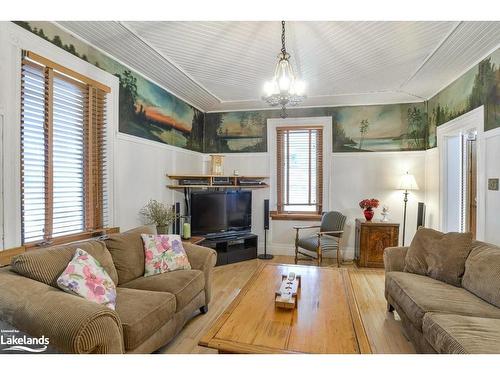 2434 Old Muskoka Road, Huntsville, ON - Indoor Photo Showing Living Room