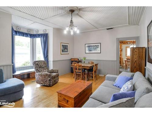 2434 Old Muskoka Road, Huntsville, ON - Indoor Photo Showing Living Room