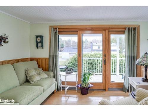 2434 Old Muskoka Road, Huntsville, ON - Indoor Photo Showing Living Room