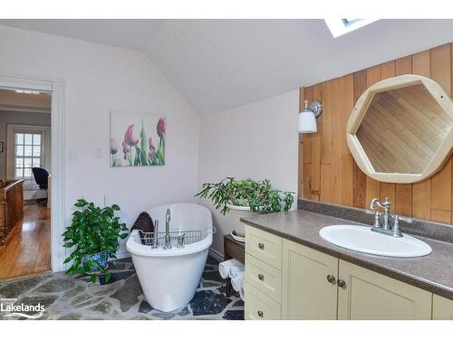 2434 Old Muskoka Road, Huntsville, ON - Indoor Photo Showing Bathroom