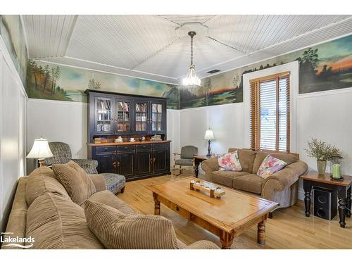 2434 Old Muskoka Road, Huntsville, ON - Indoor Photo Showing Living Room