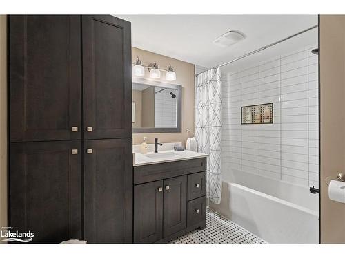 4478 Southwood Road, Torrance, ON - Indoor Photo Showing Bathroom