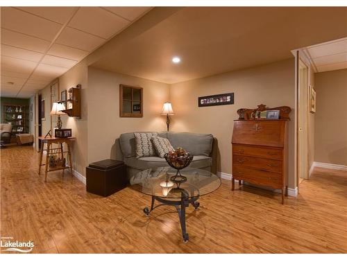 8 Jermey Lane, Oro-Medonte, ON - Indoor Photo Showing Living Room