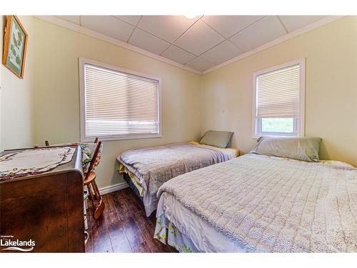 1666 Shore Lane, Wasaga Beach, ON - Indoor Photo Showing Bedroom